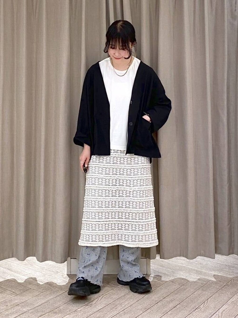 ブラック系のスニーカー、その他のTシャツ/カットソー、その他のその他パンツを着用したレディースの夏コーディネートの9枚目の写真