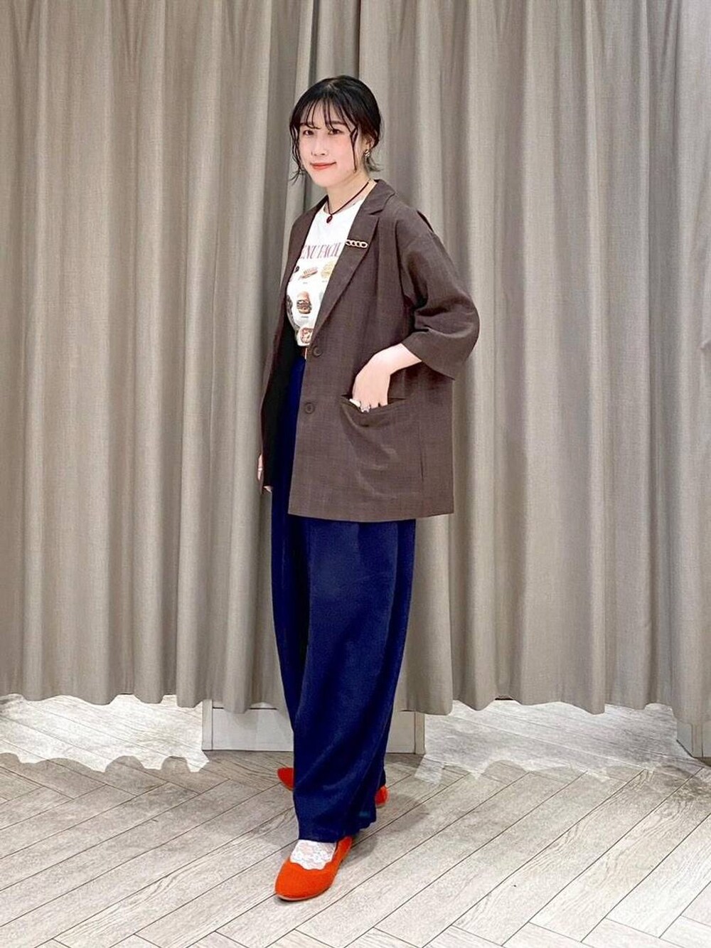 ブラウン系のテーラードジャケット、オレンジ系のパンプス、グレー系のその他パンツを着用したレディースの夏コーディネートの2枚目の写真