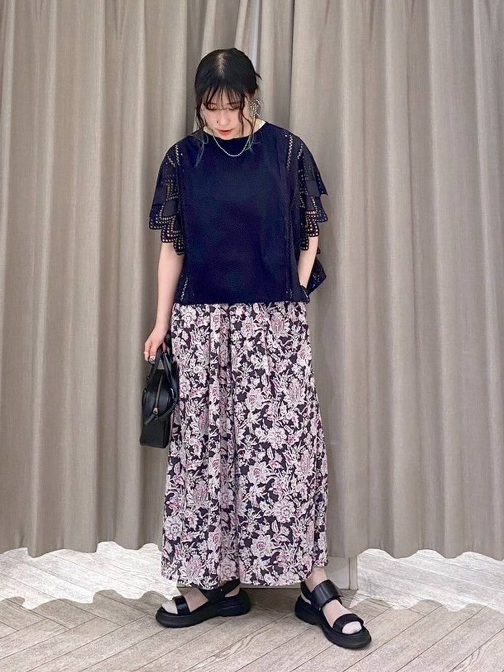 ブラック系のショルダーバッグ、ベージュ系のタンクトップ、レッド系のその他パンツを着用したレディースの夏コーディネートの9枚目の写真