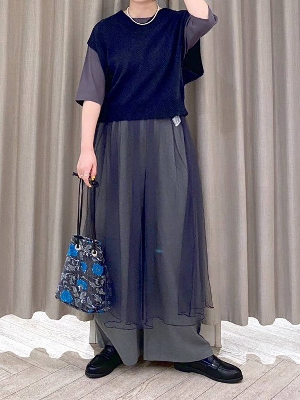 グレー系のその他パンツ、その他のTシャツ/カットソー、ブラック系のトートバッグを着用したレディースの秋コーディネートの8枚目の写真