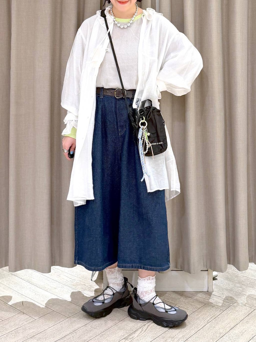 グレー系のスニーカー、ブルー系のその他パンツ、ブラック系のショルダーバッグを着用したレディースの春コーディネートの7枚目の写真