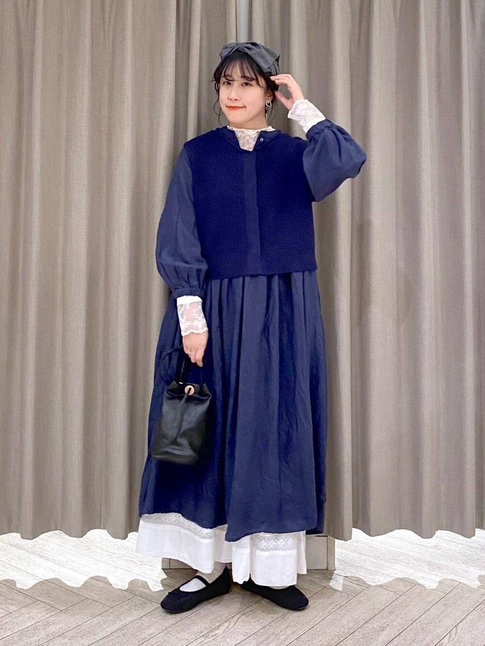 ブラック系のバレエシューズ、ブラック系のショルダーバッグ、ホワイト系のTシャツ/カットソーを着用したレディースの秋コーディネートの9枚目の写真