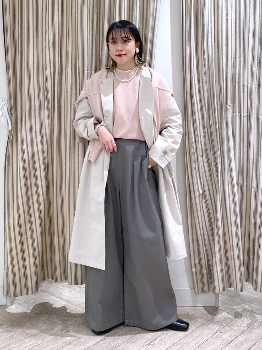 ホワイト系のシャツ/ブラウス、ピンク系のニット/セーター、ピンク系のカーディガン/ボレロを着用したレディースの春コーディネートの4枚目の写真