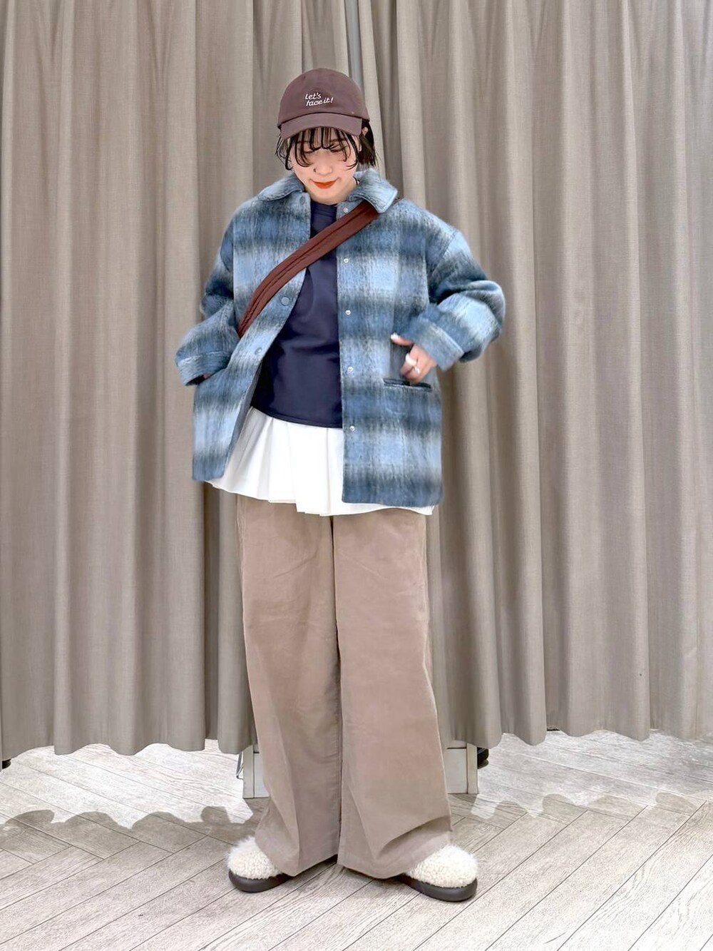 ブルー系のその他アウター、その他のサンダル、ブルー系のスウェットを着用したレディースの冬コーディネートの9枚目の写真