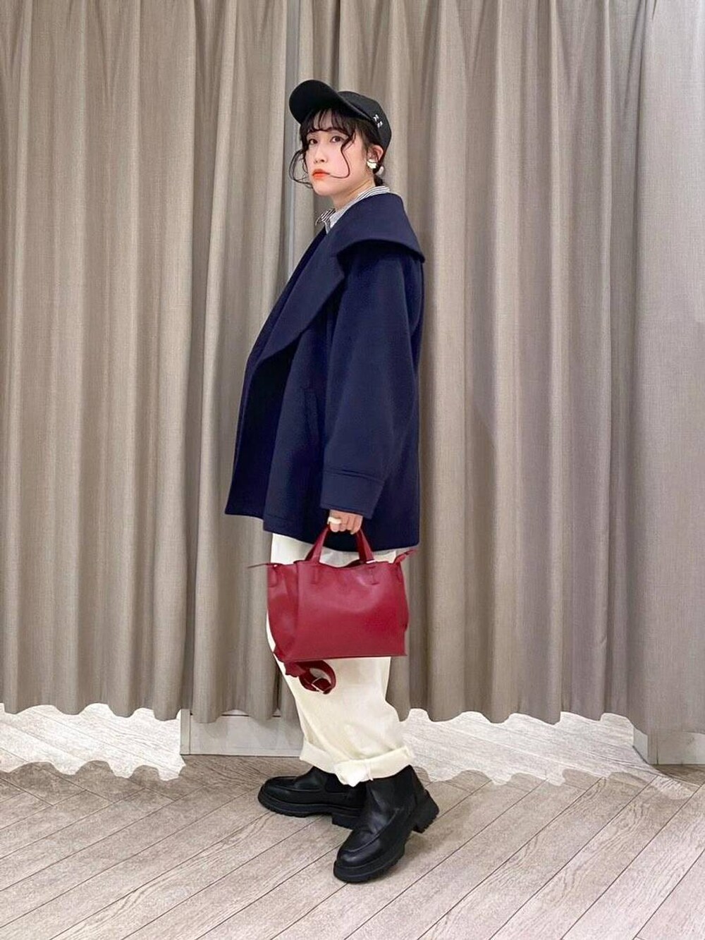 ホワイト系のその他パンツ、ブラウン系のベスト、ブラック系のブーツを着用したレディースの冬コーディネートの3枚目の写真