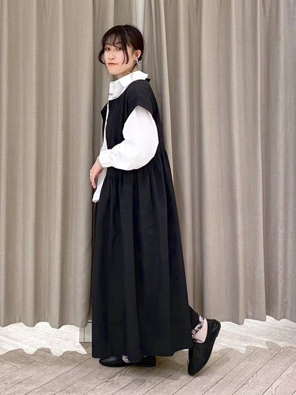 ブラック系のショルダーバッグ、レッド系のその他パンツ、ホワイト系のシャツ/ブラウスを着用したレディースの夏コーディネートの2枚目の写真
