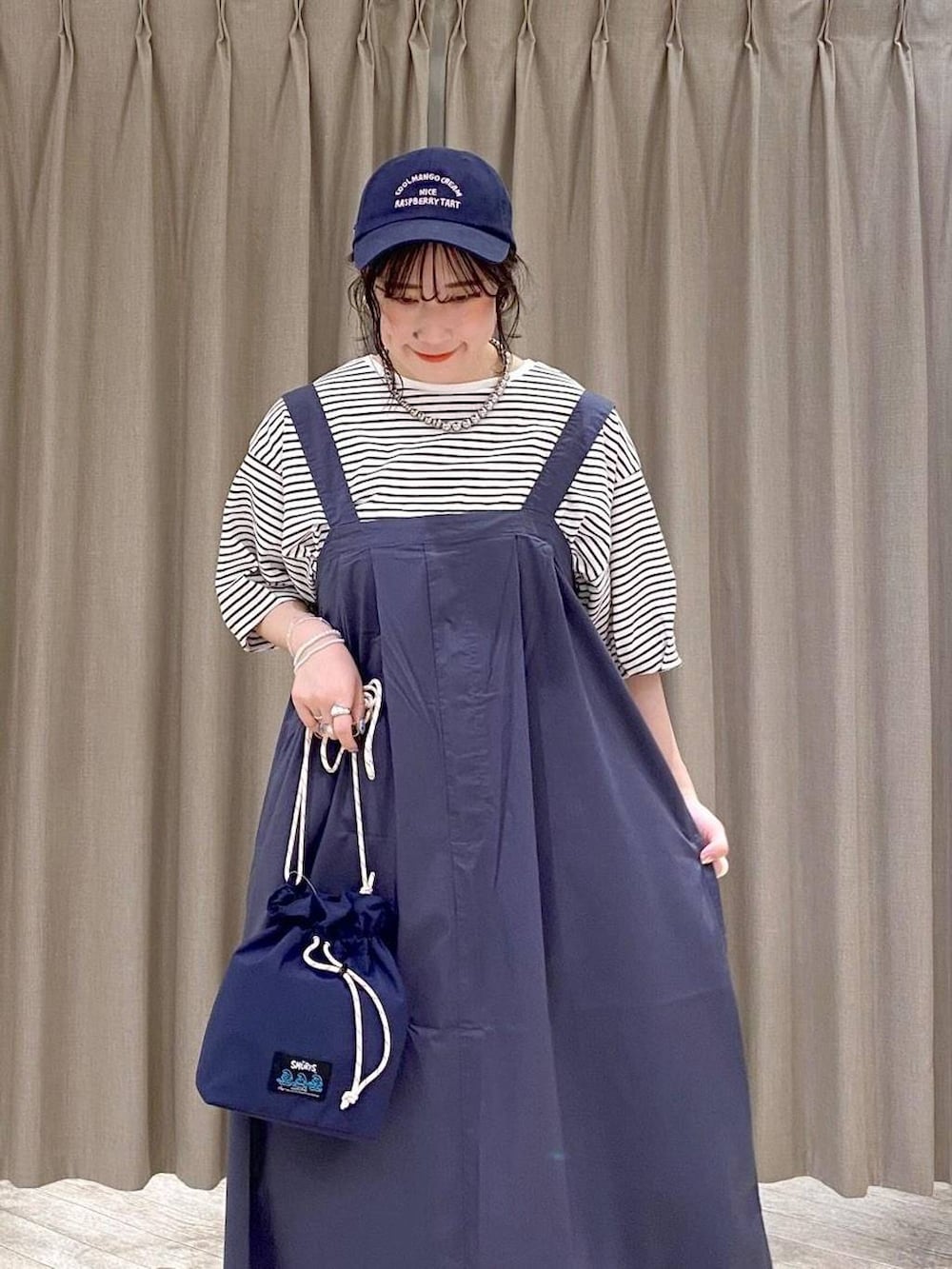 ブルー系のジャンパースカート、その他のTシャツ/カットソー、ブルー系のトートバッグを着用したレディースの夏コーディネートの5枚目の写真