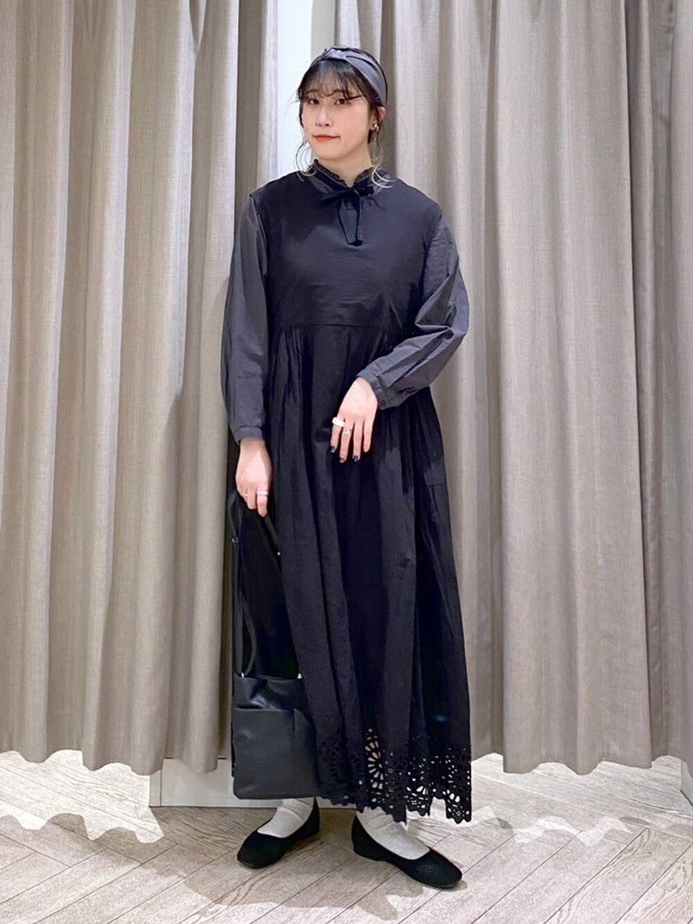 ブラック系のワンピース、ブラック系のシャツ/ブラウス、ブラック系のパンプスを着用したレディースの春コーディネートの10枚目の写真