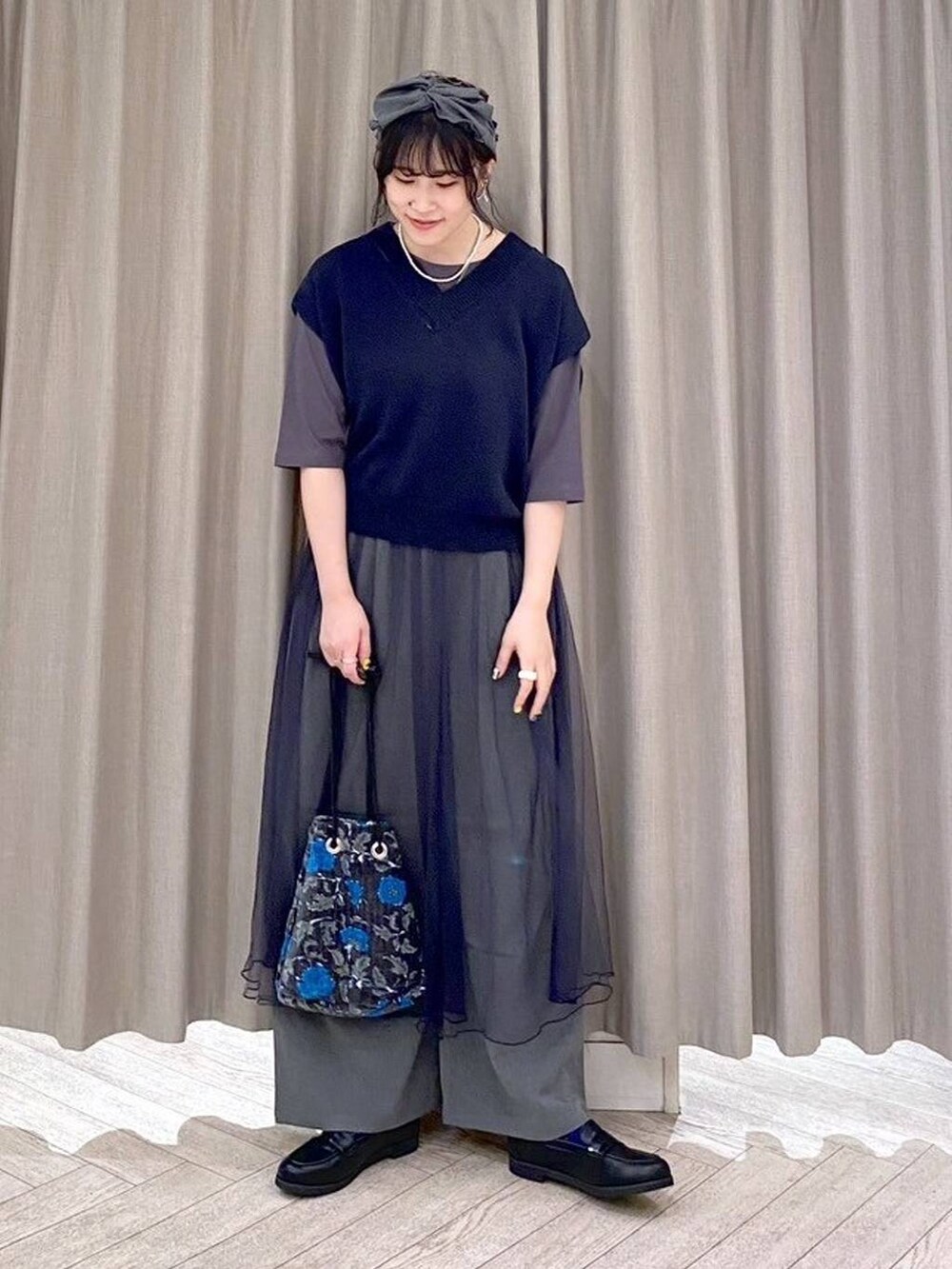 グレー系のその他パンツ、その他のTシャツ/カットソー、ブラック系のトートバッグを着用したレディースの秋コーディネートの3枚目の写真