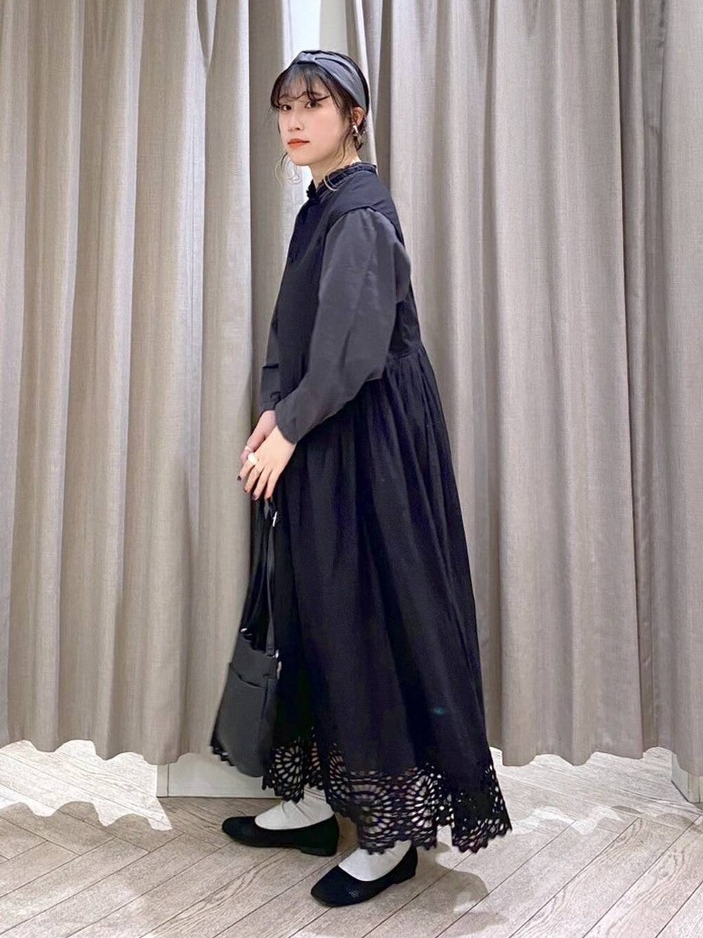 ブラック系のワンピース、ブラック系のシャツ/ブラウス、ブラック系のパンプスを着用したレディースの春コーディネートの2枚目の写真