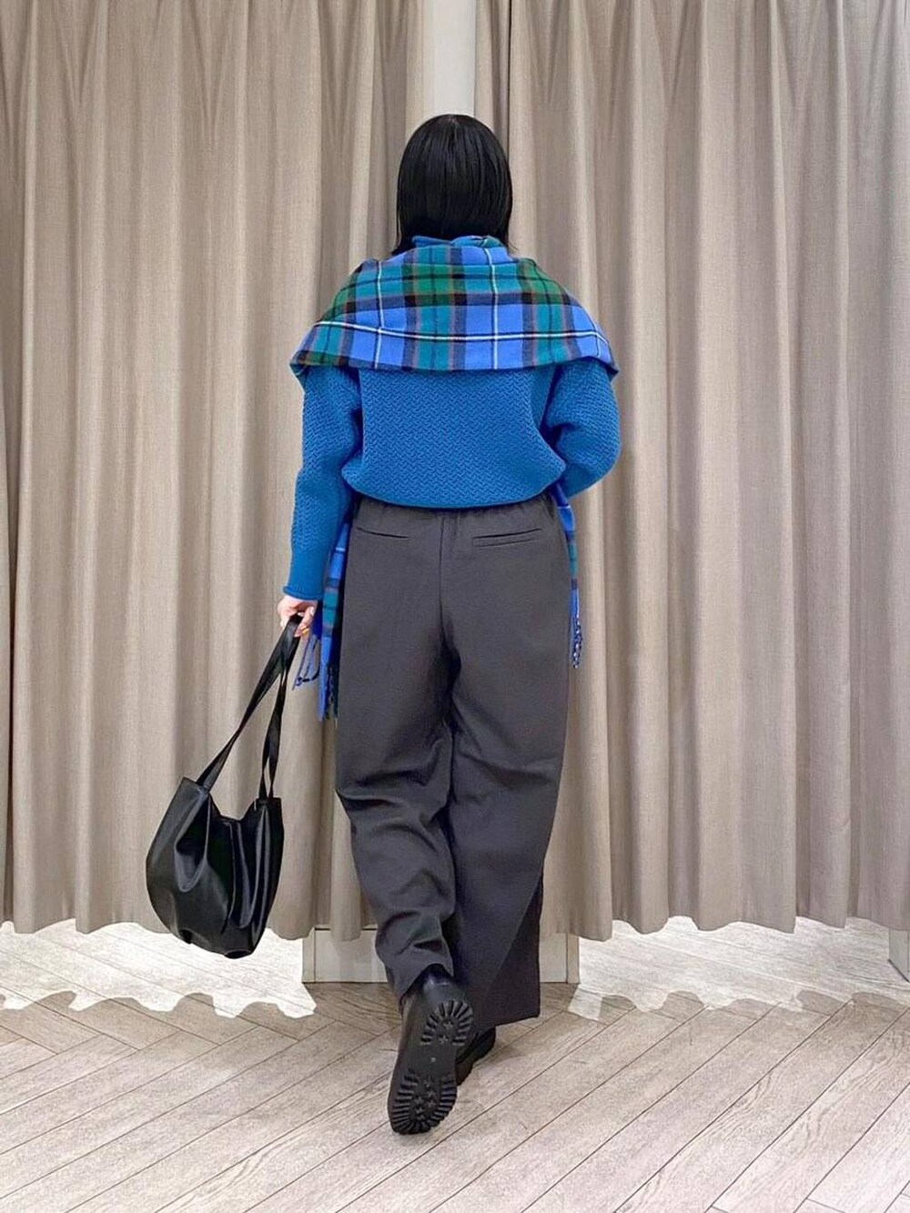 その他のその他パンツ、ブラック系のブーツ、ブラック系のブルゾンを着用したレディースの冬コーディネートの6枚目の写真