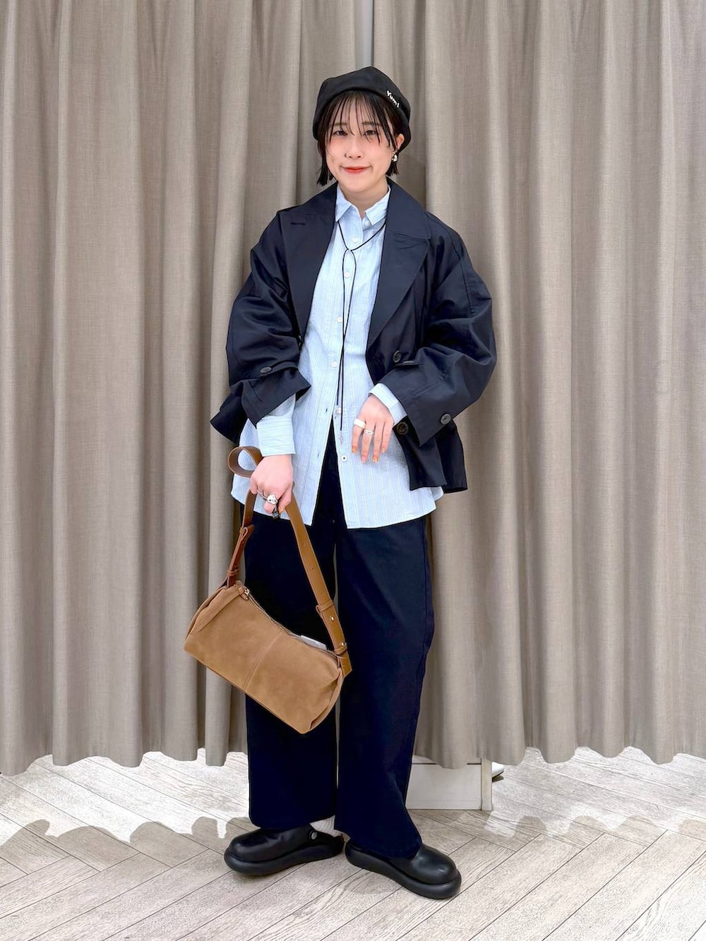 ブラック系のサンダル、ブルー系のその他パンツ、その他のシャツ/ブラウスを着用したレディースの春コーディネートの2枚目の写真