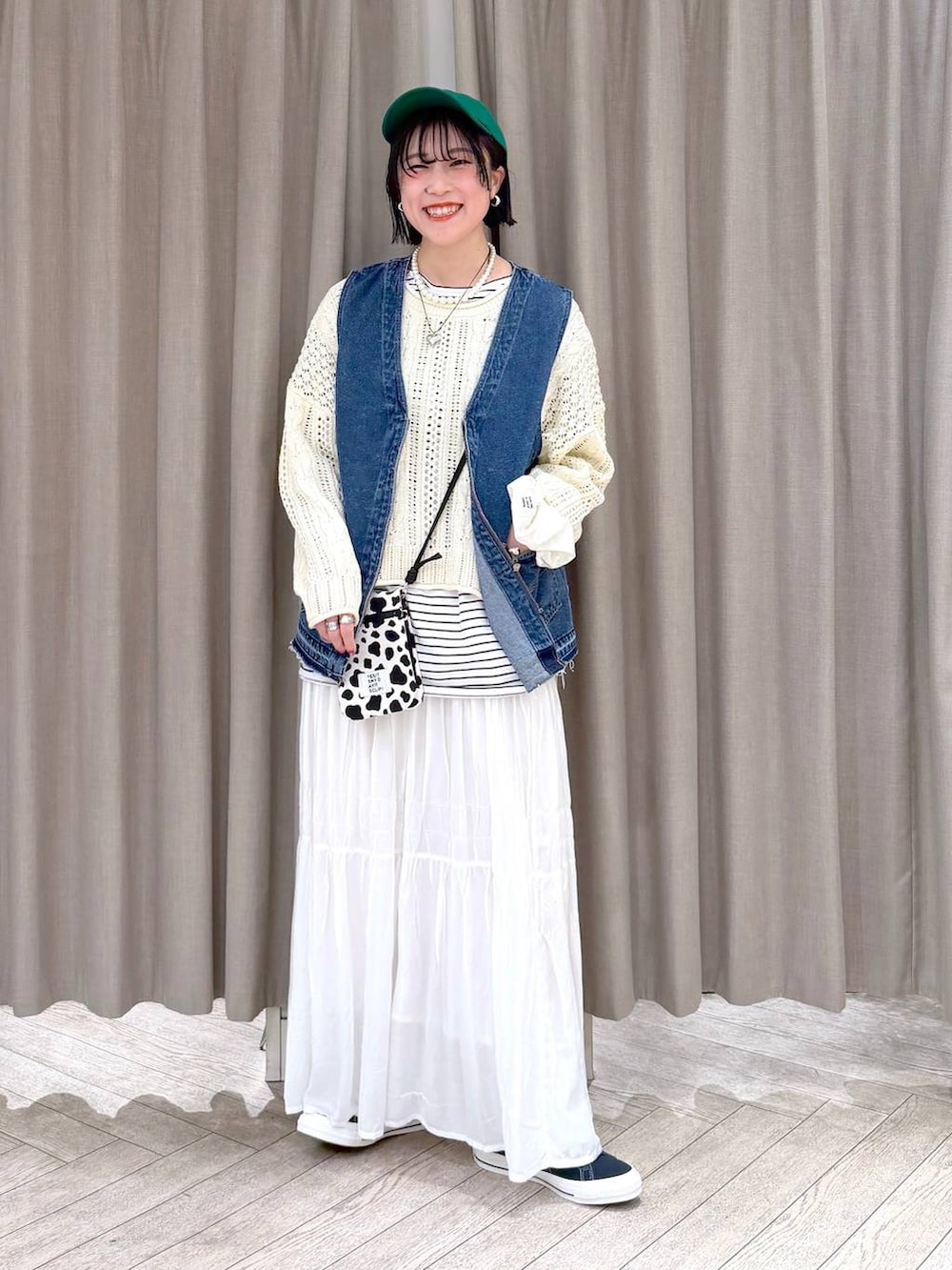 ブルー系のスニーカー、ブルー系のベスト、その他のショルダーバッグを着用したレディースの冬コーディネートの8枚目の写真