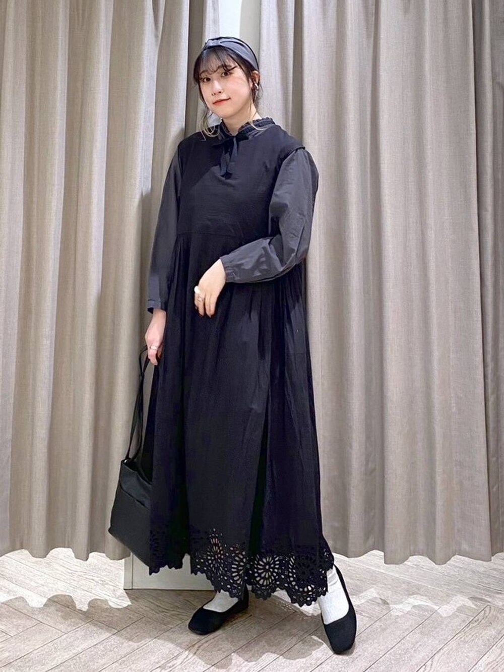 ブラック系のワンピース、ブラック系のシャツ/ブラウス、ブラック系のパンプスを着用したレディースの春コーディネートの5枚目の写真