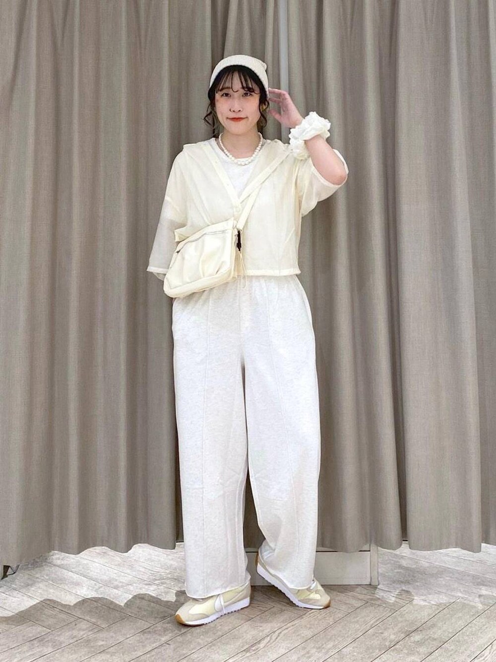 ベージュ系のショルダーバッグ、ベージュ系のシャツ/ブラウス、ベージュ系のスウェットパンツを着用したレディースの夏コーディネートの8枚目の写真