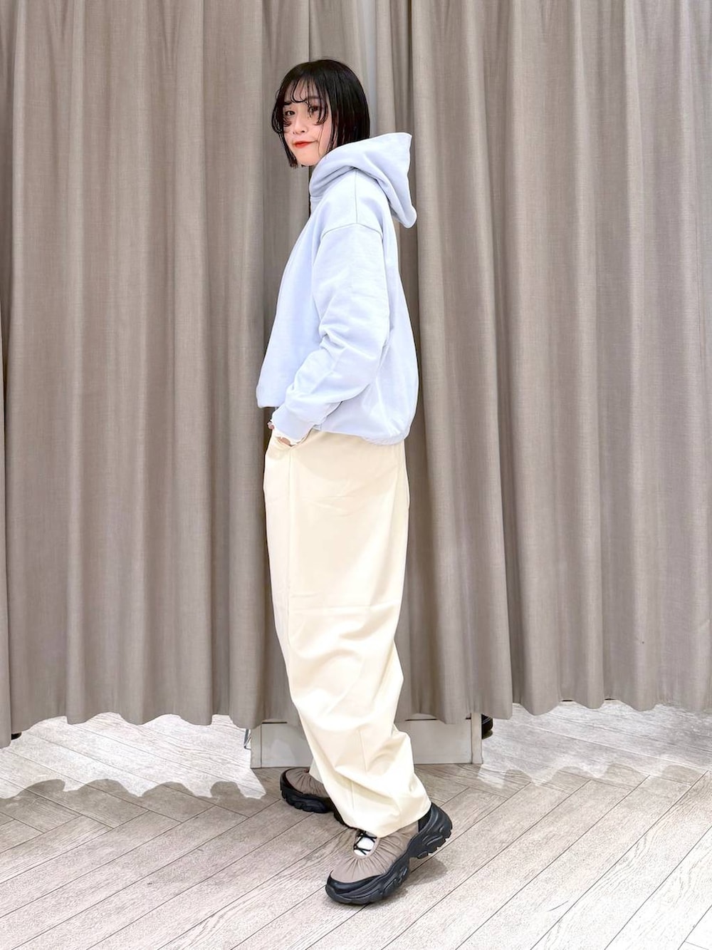 その他のブルゾン、ホワイト系のTシャツ/カットソー、ベージュ系のその他パンツを着用したレディースの冬コーディネートの6枚目の写真