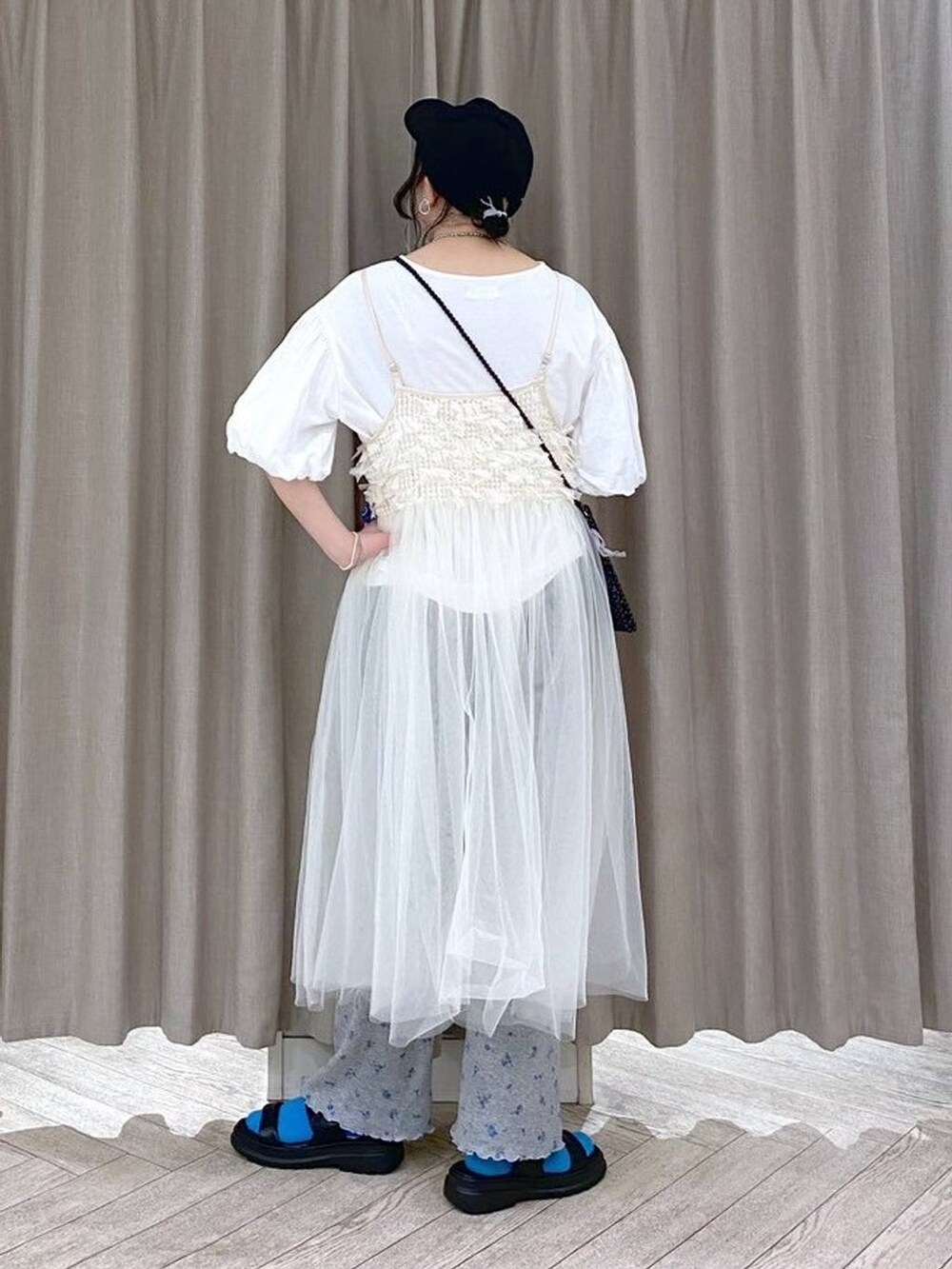 ブラック系のサンダル、その他のその他パンツ、ホワイト系のTシャツ/カットソーを着用したレディースの夏コーディネートの5枚目の写真