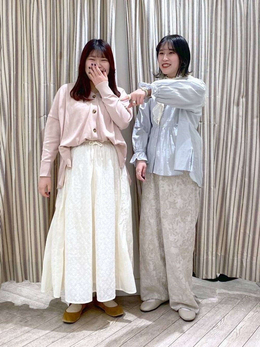 イエロー系のパンプス、ピンク系のカーディガン/ボレロ、ブルー系のビジネスシャツを着用したレディースの冬コーディネートの8枚目の写真