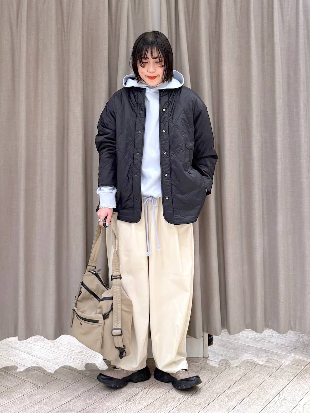 その他のブルゾン、ホワイト系のTシャツ/カットソー、ベージュ系のその他パンツを着用したレディースの冬コーディネートの10枚目の写真