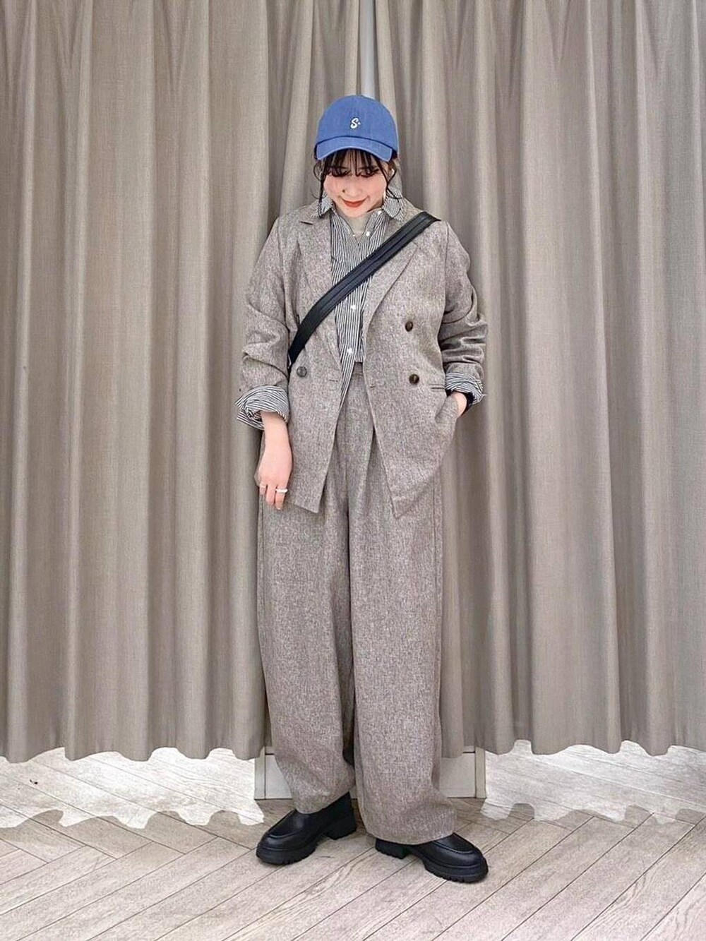 ブラック系のブーツ、ベージュ系のその他パンツ、ブラック系のシャツ/ブラウスを着用したレディースの冬コーディネートの2枚目の写真