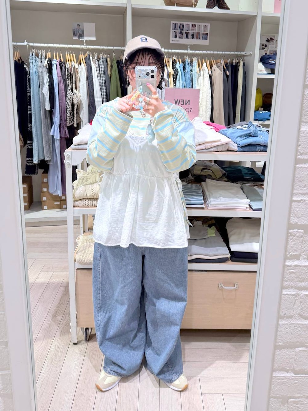 ブルー系のデニムパンツ、ブルー系のトートバッグ、ブルー系のTシャツ/カットソーを着用したレディースの春コーディネートの10枚目の写真