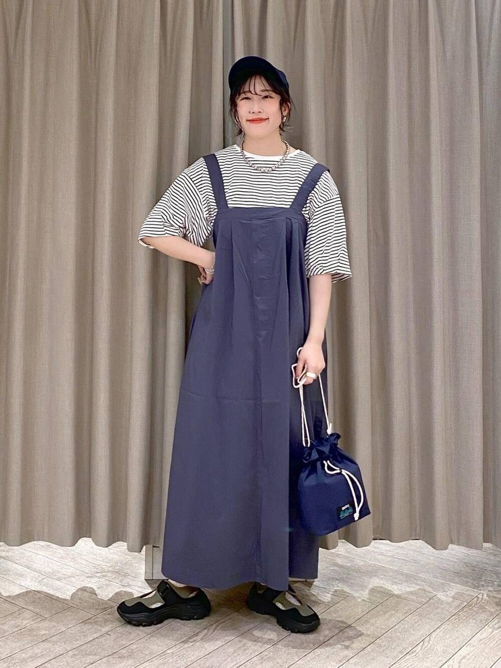 ブルー系のジャンパースカート、その他のTシャツ/カットソー、ブルー系のトートバッグを着用したレディースの夏コーディネートの9枚目の写真