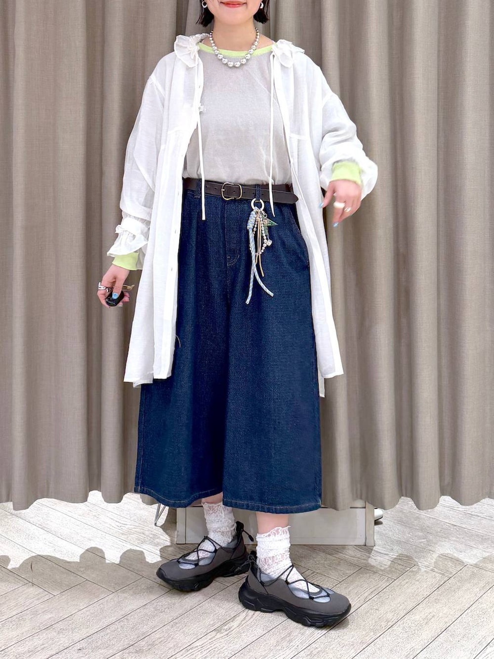 グレー系のスニーカー、ブルー系のその他パンツ、ブラック系のショルダーバッグを着用したレディースの春コーディネートの8枚目の写真