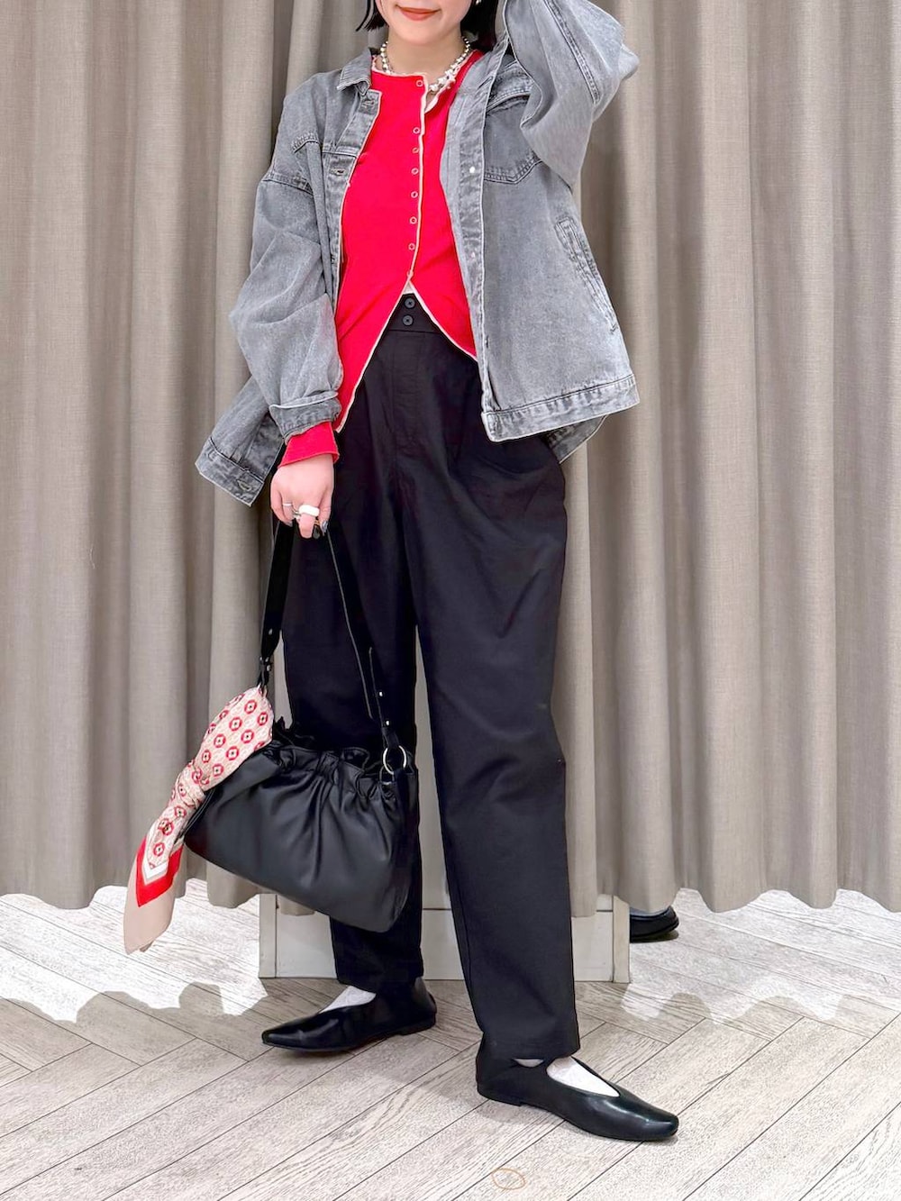 グレー系のデニムジャケット、ブラック系のトートバッグ、ブラック系のその他パンツを着用したレディースの春コーディネートの8枚目の写真