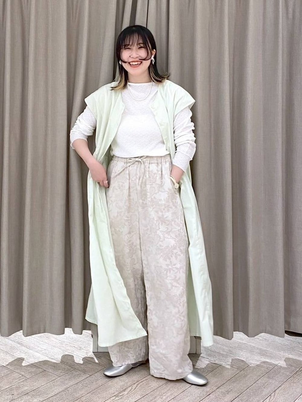 ホワイト系のTシャツ/カットソー、その他のパンプス、グリーン系のワンピースを着用したレディースの夏コーディネートの8枚目の写真