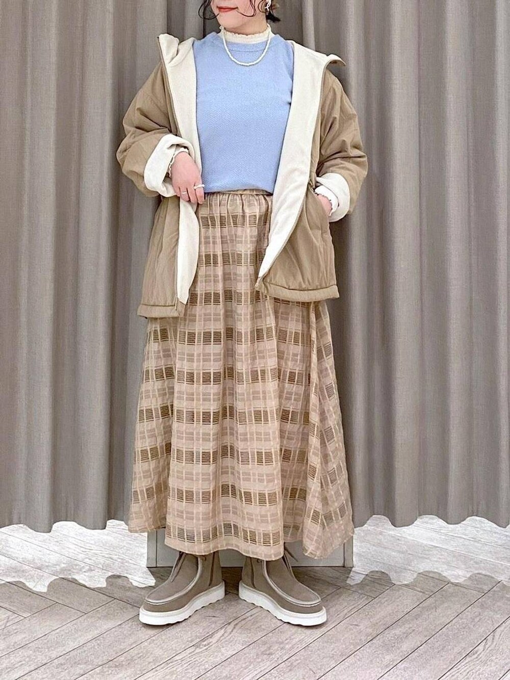 ベージュ系のブルゾン、ホワイト系のTシャツ/カットソー、ベージュ系のハンドバッグを着用したレディースの冬コーディネートの8枚目の写真