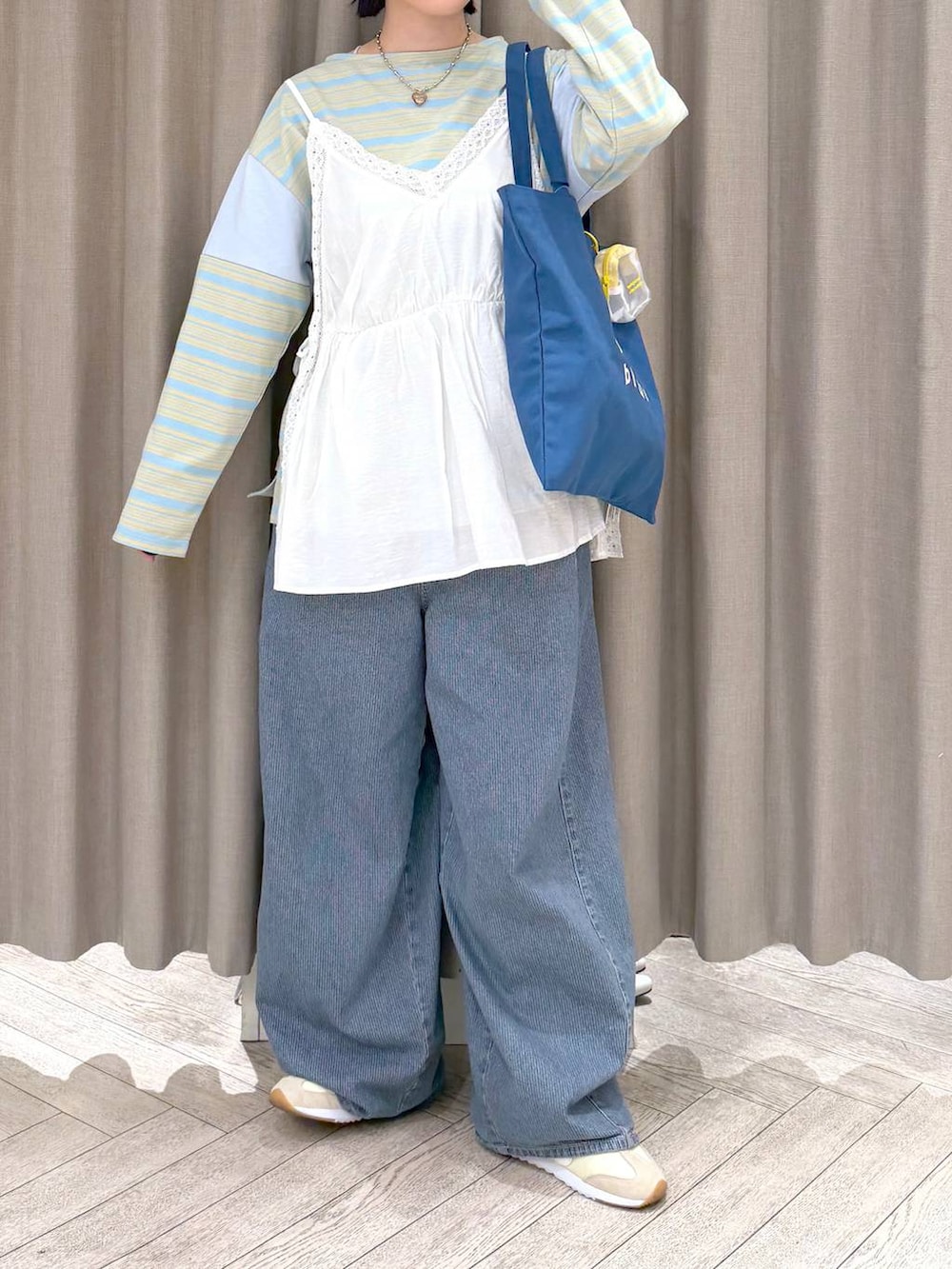 ブルー系のデニムパンツ、ブルー系のトートバッグ、ブルー系のTシャツ/カットソーを着用したレディースの春コーディネートの8枚目の写真