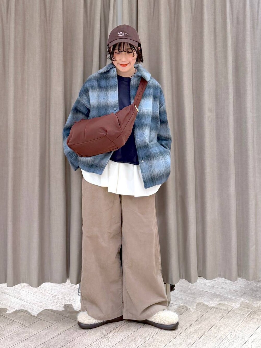 ブルー系のその他アウター、その他のサンダル、ブルー系のスウェットを着用したレディースの冬コーディネートの2枚目の写真