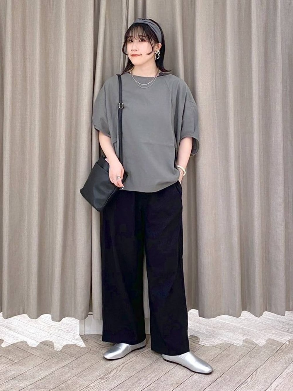 ブラック系のその他パンツ、その他のシャツ/ブラウス、その他のタンクトップを着用したレディースの夏コーディネートの9枚目の写真