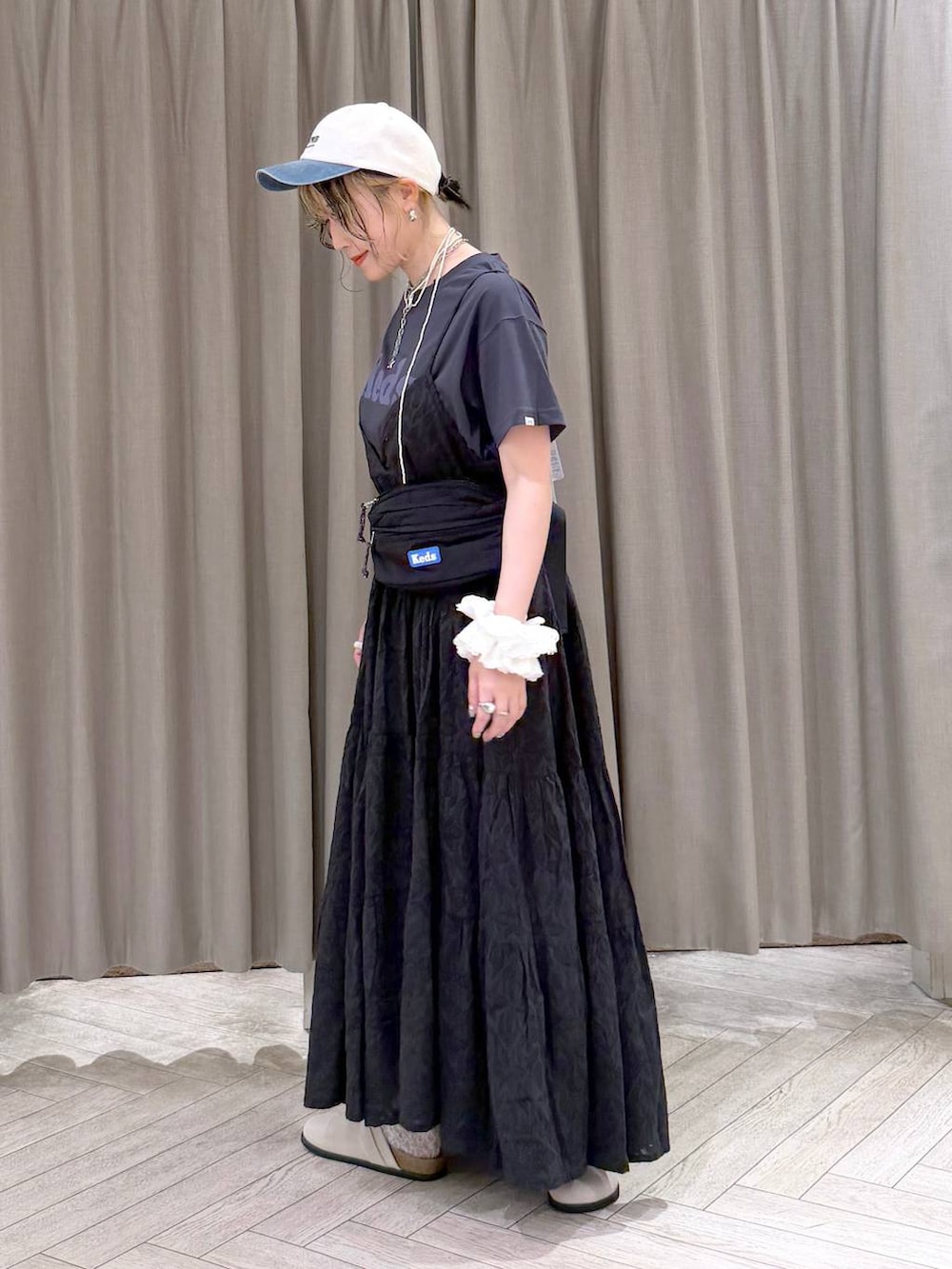 グレー系のTシャツ/カットソー、ブラック系のトートバッグ、ベージュ系のその他シューズを着用したレディースの夏コーディネートの3枚目の写真