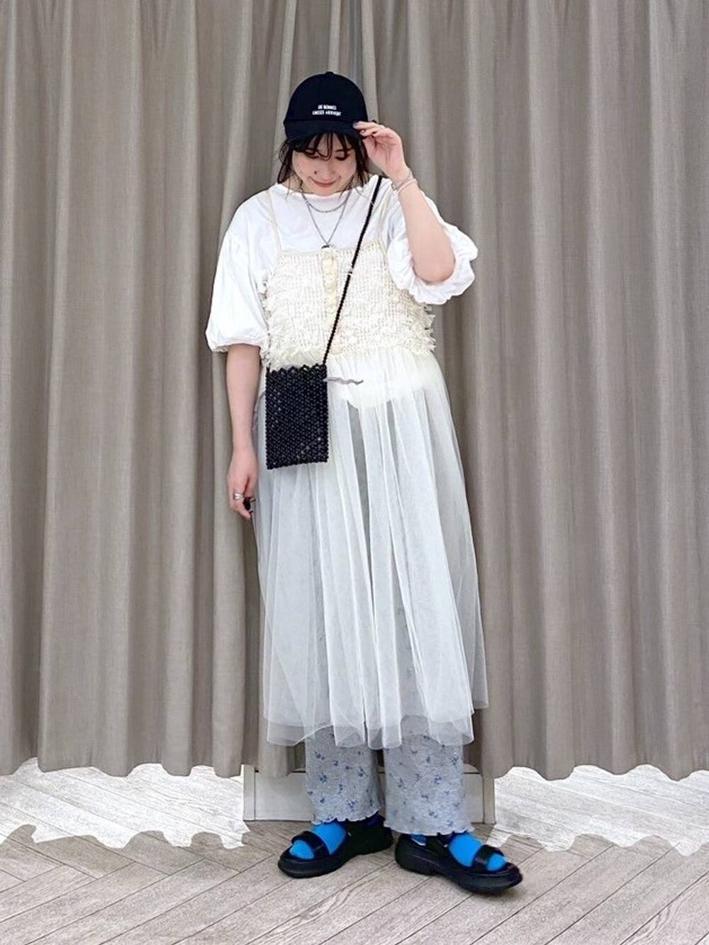 ブラック系のサンダル、その他のその他パンツ、ホワイト系のTシャツ/カットソーを着用したレディースの夏コーディネートの10枚目の写真