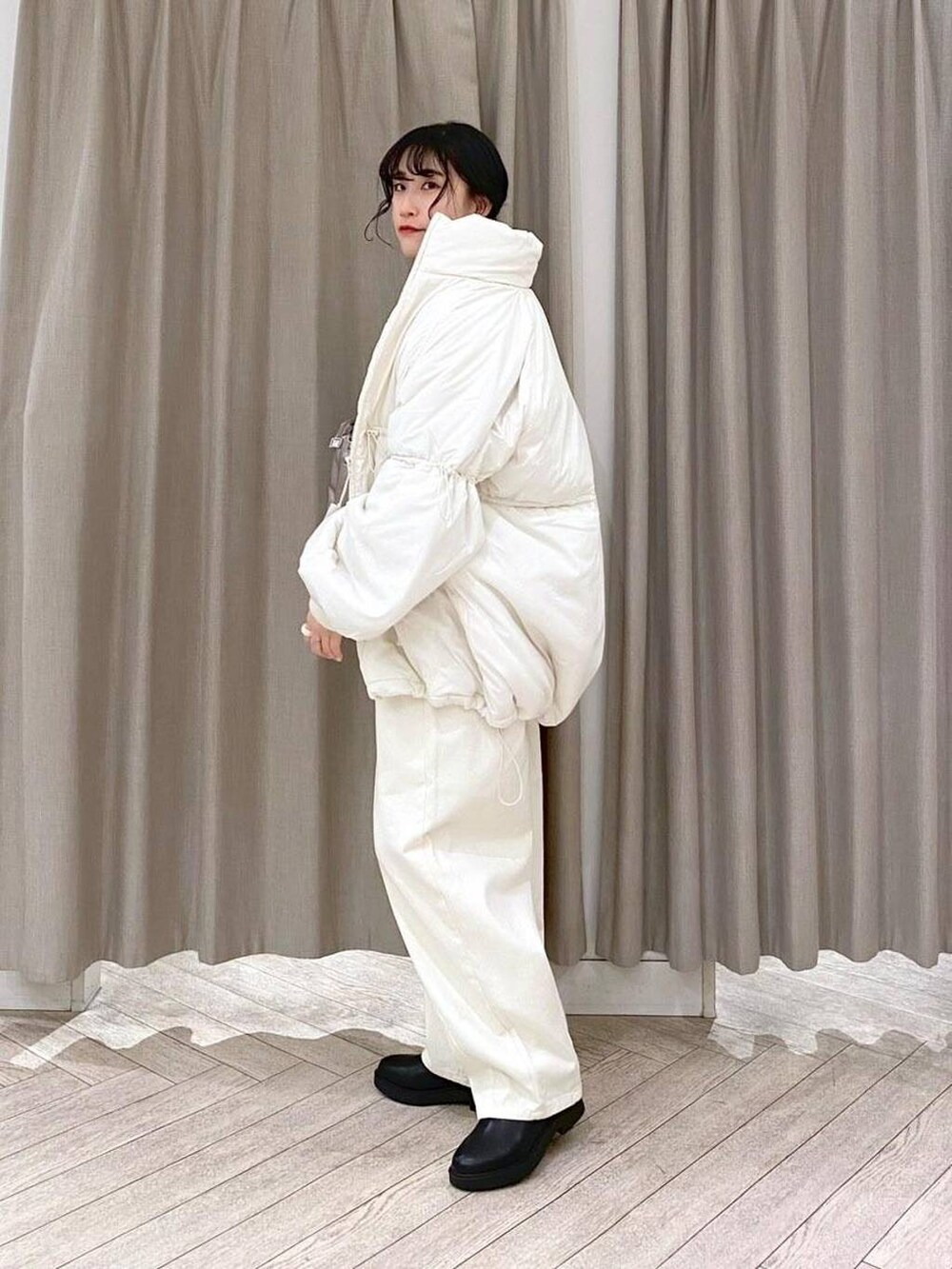 その他のTシャツ/カットソー、ホワイト系のその他パンツ、ブラック系のブーツを着用したレディースの冬コーディネートの3枚目の写真