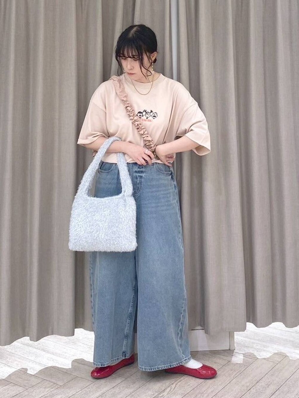 ピンク系のTシャツ/カットソー、ブルー系のデニムパンツ、その他のトートバッグを着用したレディースの夏コーディネートの6枚目の写真