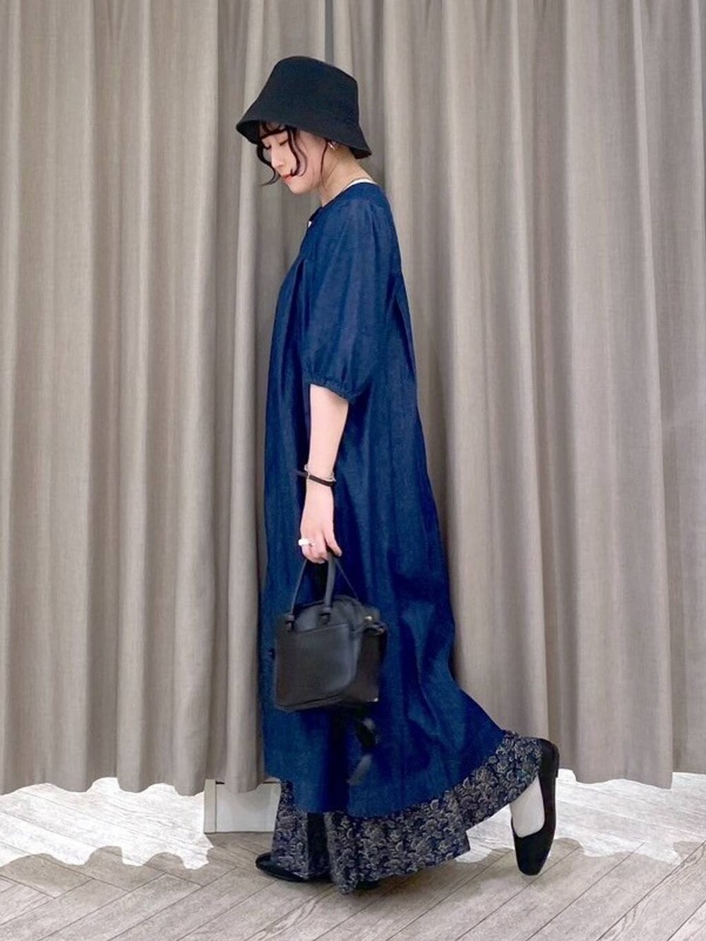 ブラック系のショルダーバッグ、ホワイト系のタンクトップ、ブルー系のワンピースを着用したレディースの夏コーディネートの5枚目の写真