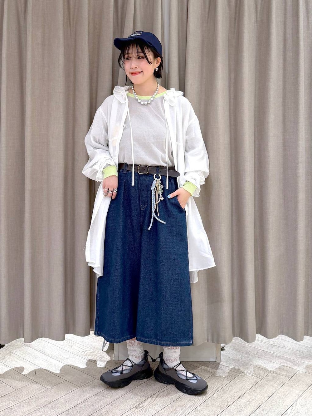 グレー系のスニーカー、ブルー系のその他パンツ、ブラック系のショルダーバッグを着用したレディースの春コーディネートの9枚目の写真