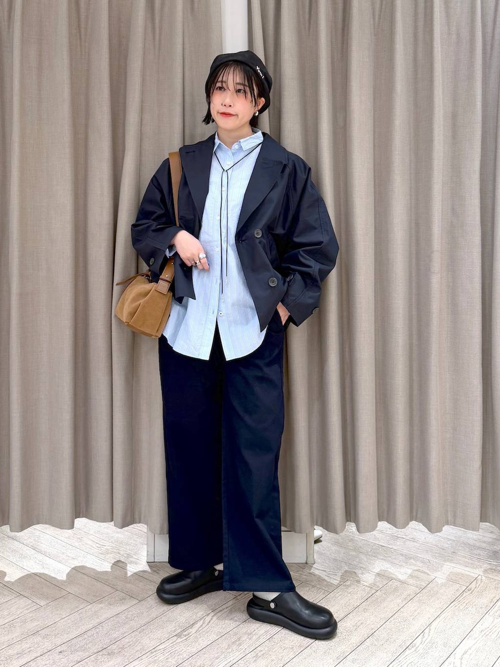 ブラック系のサンダル、ブルー系のその他パンツ、その他のシャツ/ブラウスを着用したレディースの春コーディネートの9枚目の写真