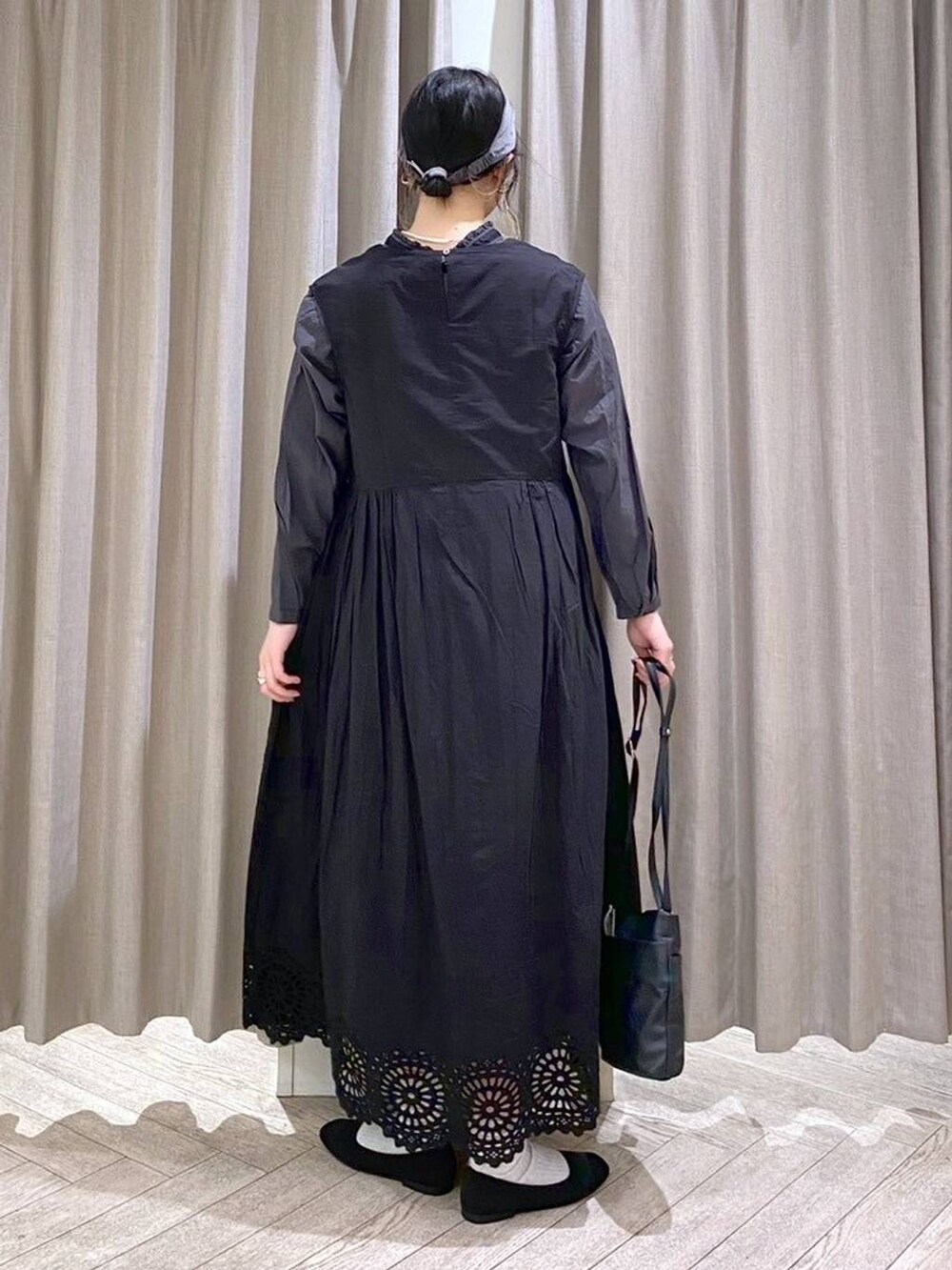 ブラック系のワンピース、ブラック系のシャツ/ブラウス、ブラック系のパンプスを着用したレディースの春コーディネートの8枚目の写真