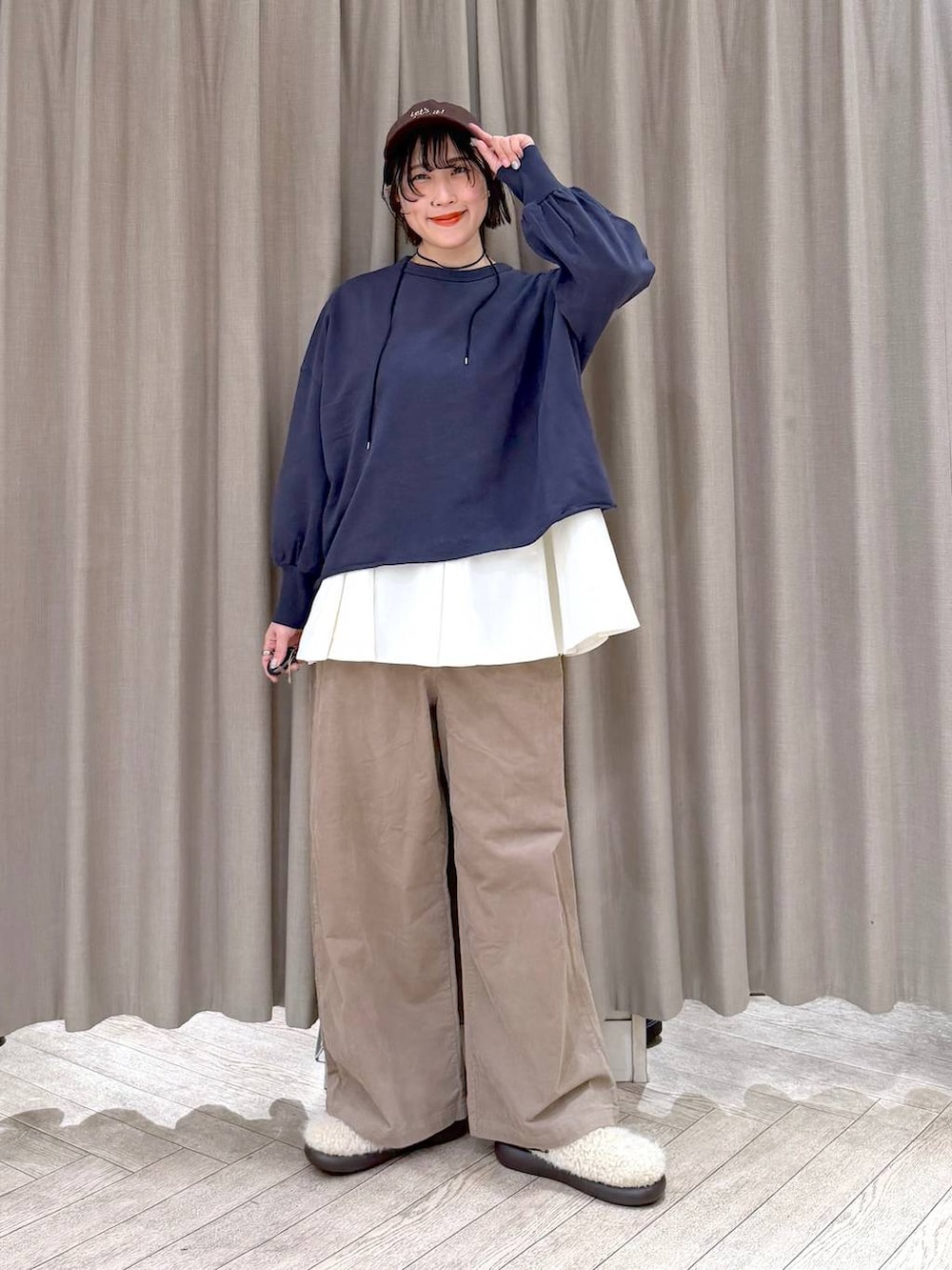 ブルー系のその他アウター、その他のサンダル、ブルー系のスウェットを着用したレディースの冬コーディネートの5枚目の写真