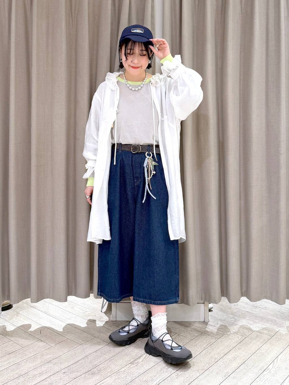 グレー系のスニーカー、ブルー系のその他パンツ、ブラック系のショルダーバッグを着用したレディースの春コーディネートの2枚目の写真