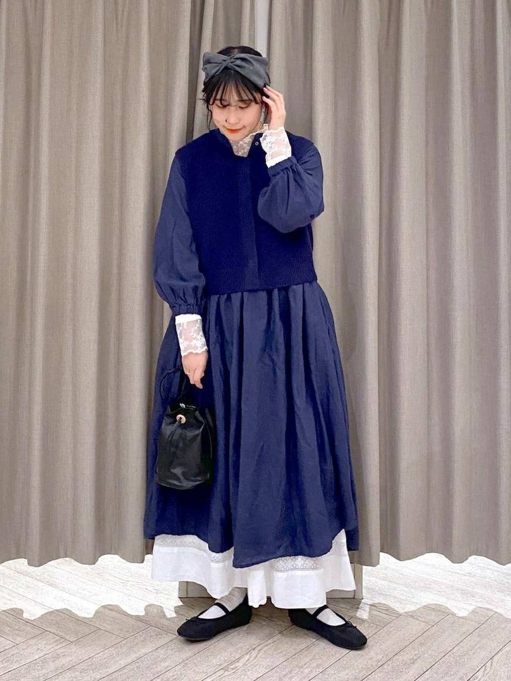 ブラック系のバレエシューズ、ブラック系のショルダーバッグ、ホワイト系のTシャツ/カットソーを着用したレディースの秋コーディネートの3枚目の写真