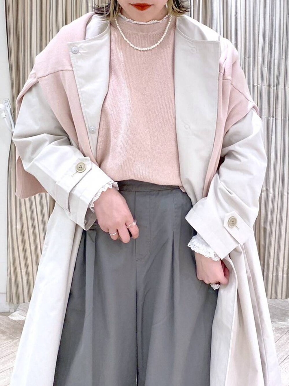 ホワイト系のシャツ/ブラウス、ピンク系のニット/セーター、ピンク系のカーディガン/ボレロを着用したレディースの春コーディネートの6枚目の写真