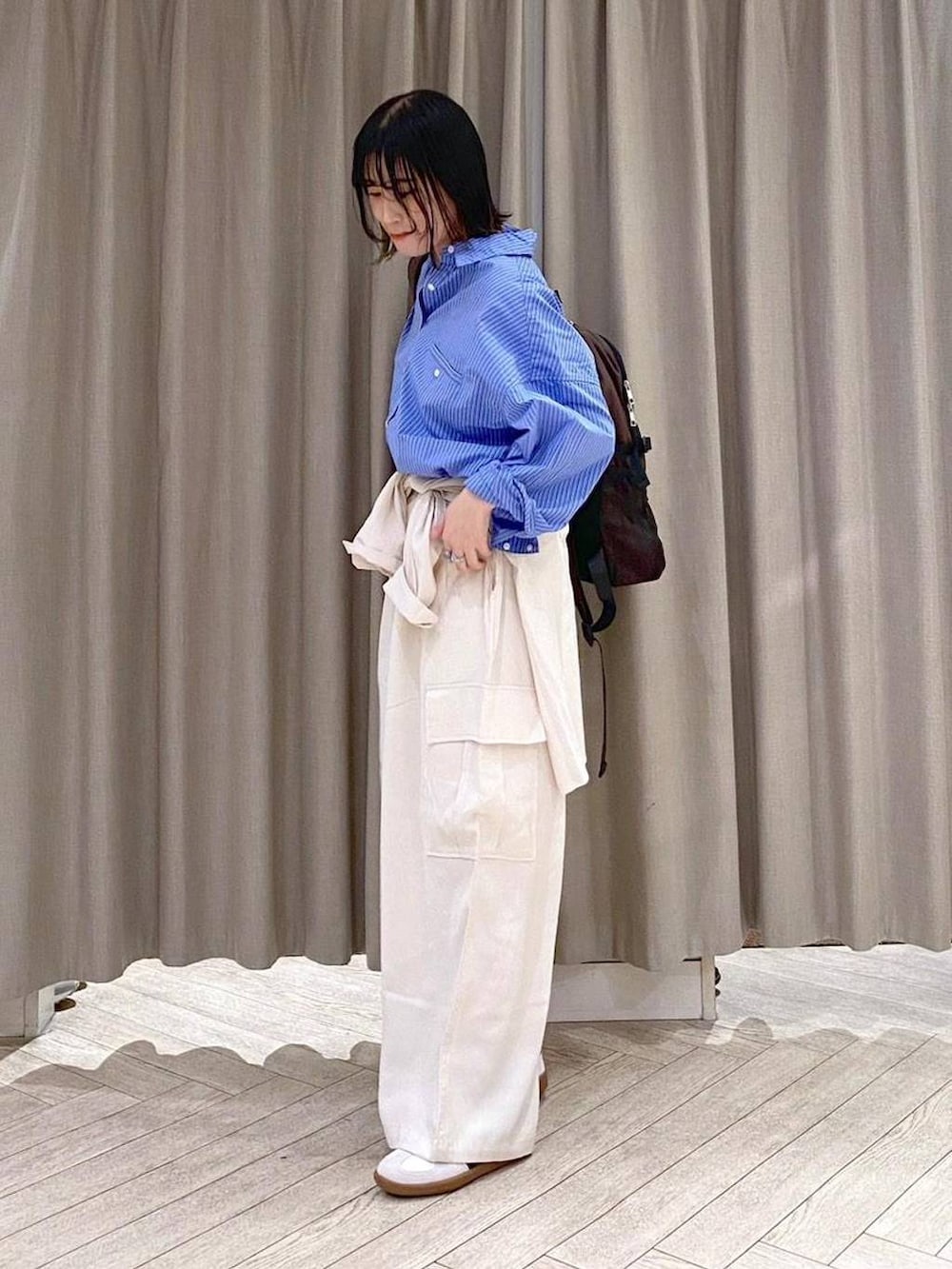 ホワイト系のスニーカー、ベージュ系のその他パンツ、ベージュ系のシャツ/ブラウスを着用したレディースの秋コーディネートの3枚目の写真