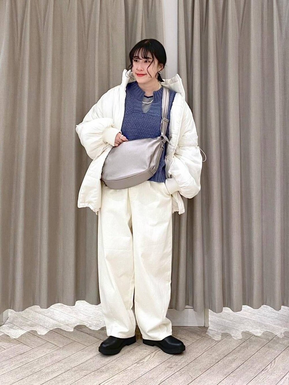 その他のTシャツ/カットソー、ホワイト系のその他パンツ、ブラック系のブーツを着用したレディースの冬コーディネートの2枚目の写真