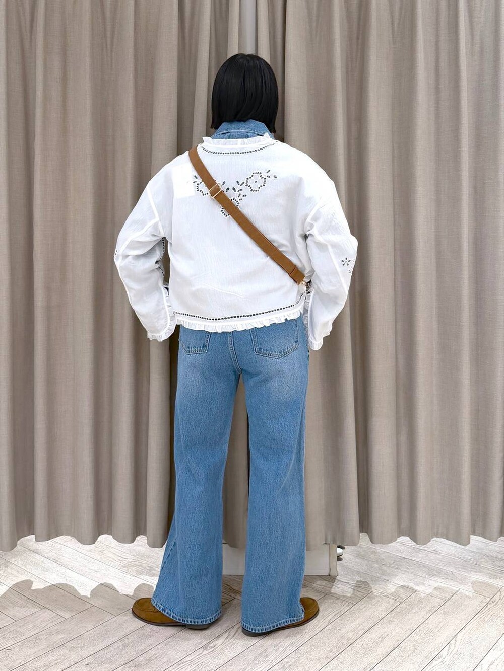 イエロー系のショルダーバッグ、イエロー系のローファー、ブルー系のデニムパンツを着用したレディースの春コーディネートの5枚目の写真