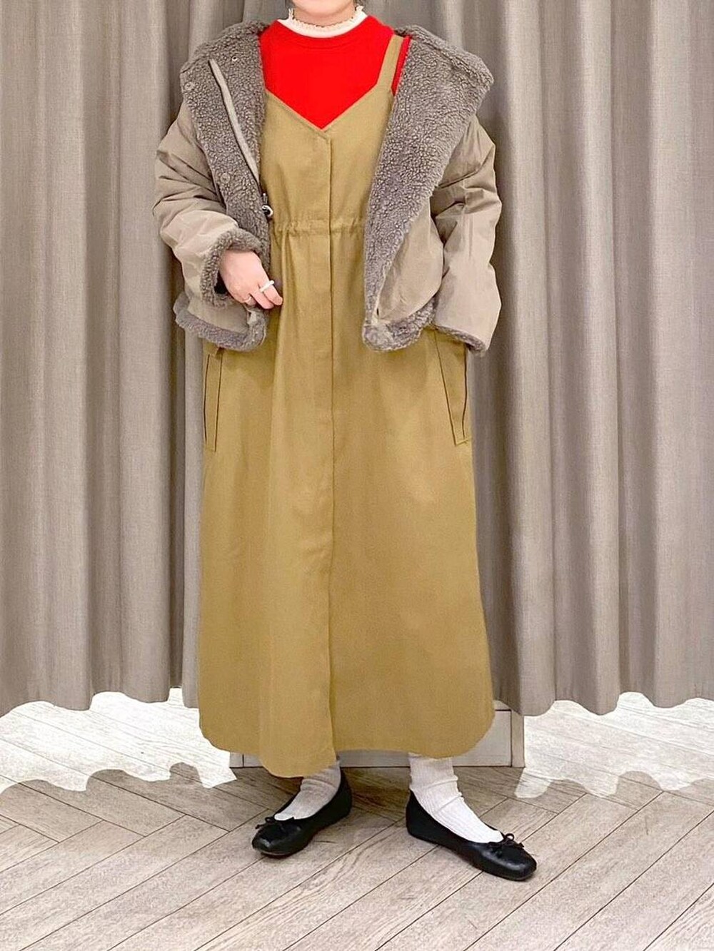 ホワイト系のTシャツ/カットソー、ブラウン系のブルゾン、レッド系のニット/セーターを着用したレディースの冬コーディネートの9枚目の写真