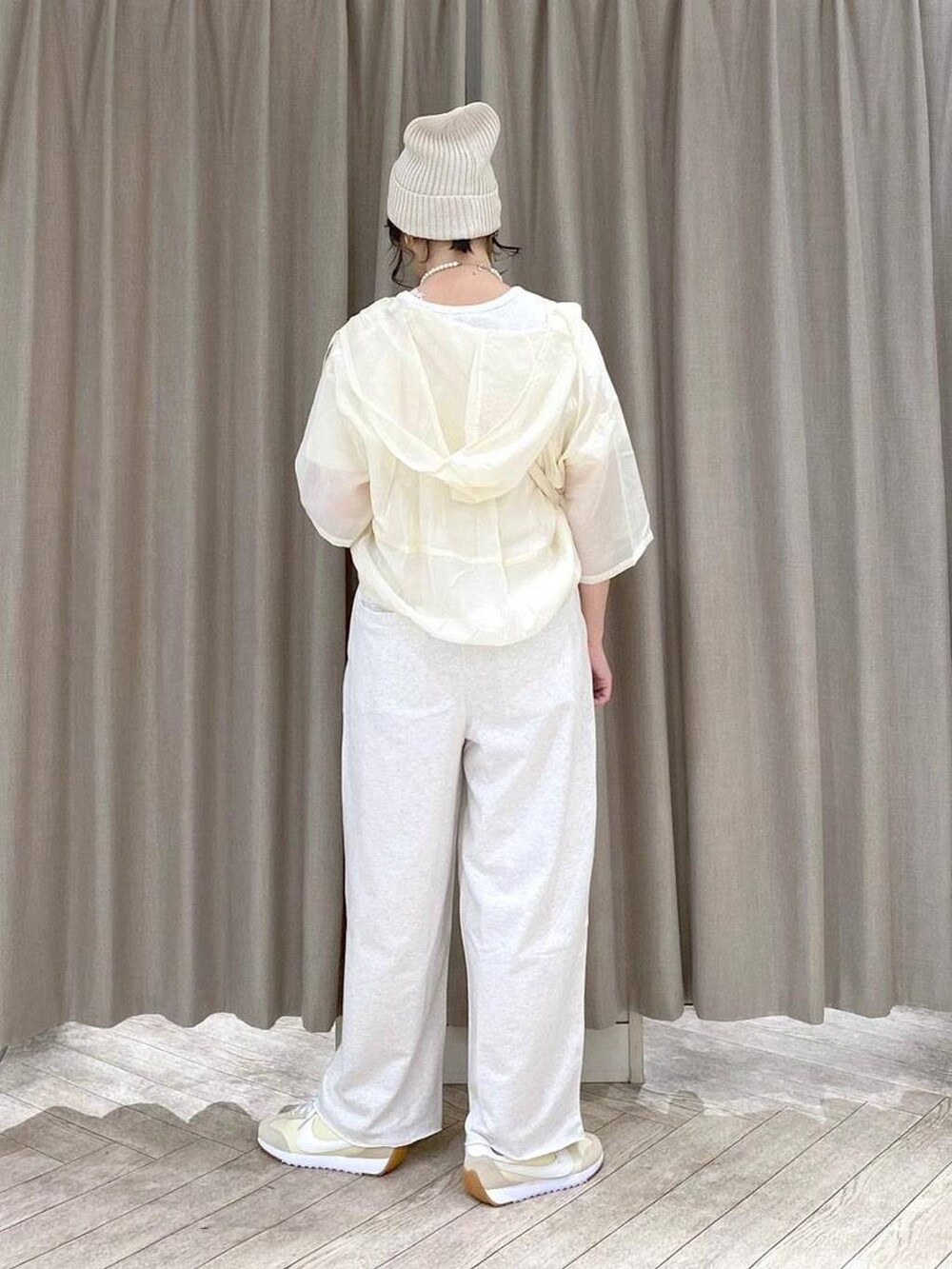 ベージュ系のショルダーバッグ、ベージュ系のシャツ/ブラウス、ベージュ系のスウェットパンツを着用したレディースの夏コーディネートの4枚目の写真